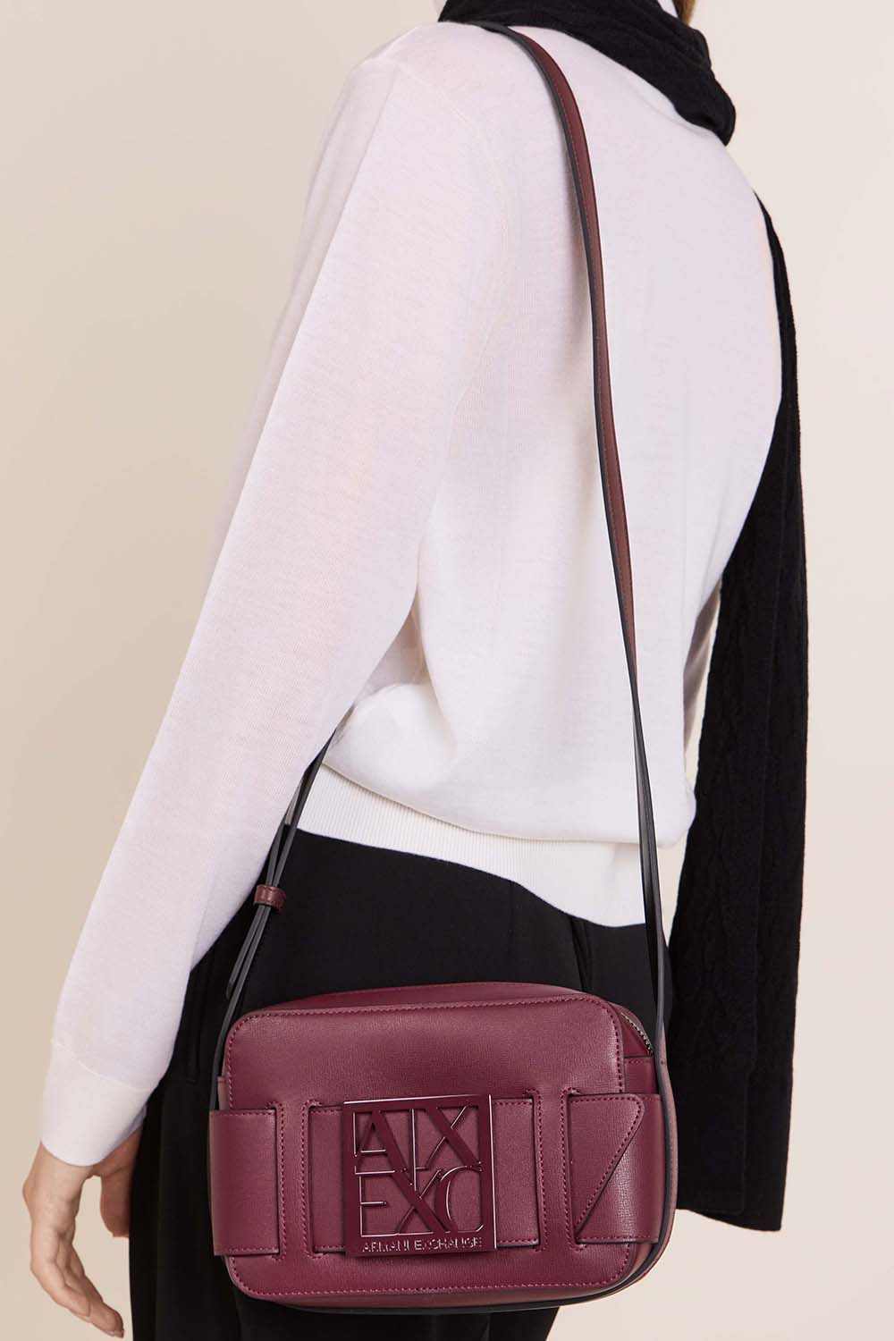 תמונת כל הלוק של תיק קרוסבודי